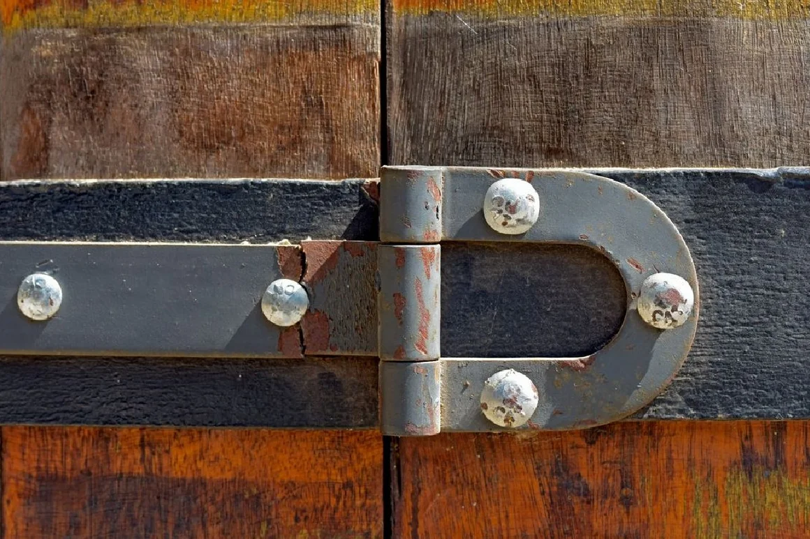 Scharnier an Holzoberfläche